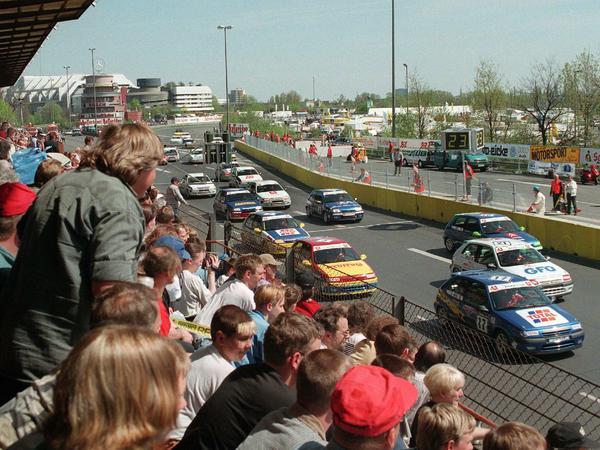 Lang ist's her. Als Rennstrecke wie hier 1997 wird die Avus schon lange nicht mehr benutzt. Für die denkmalgeschützte Tribüne gibt es aber große Pläne - mehr allerdings bisher auch nicht.