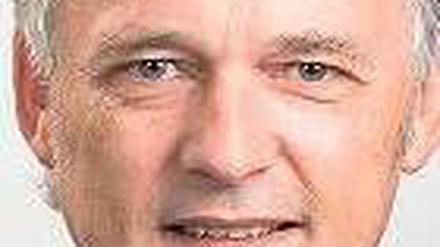 Dieter Anschlag ist verantwortlicher Redakteur und Chefredakteur des Medienfachdienstes „Funkkorrespondenz“ und Mitherausgeber des Buchs „Rundfunkpolitik und Netzpolitik“.