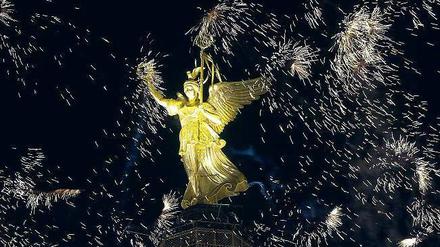 euchtende Göttin. Der Himmel über Berlin dürfte auch dieses Jahr wieder von ungezählten Raketen erleuchtet werden, so wie hier an der Siegessäule.