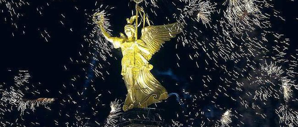 euchtende Göttin. Der Himmel über Berlin dürfte auch dieses Jahr wieder von ungezählten Raketen erleuchtet werden, so wie hier an der Siegessäule.