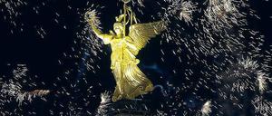 euchtende Göttin. Der Himmel über Berlin dürfte auch dieses Jahr wieder von ungezählten Raketen erleuchtet werden, so wie hier an der Siegessäule.