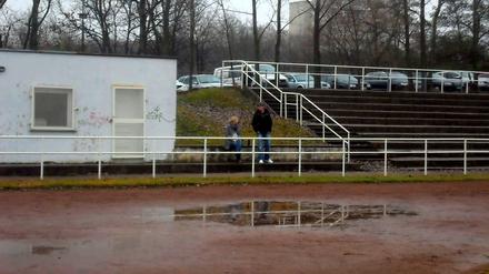 Mehr Schlammwüste als Fußballplatz. Eindrücke aus Frankfurt Oder. 