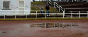 Mehr Schlammwüste als Fußballplatz. Eindrücke aus Frankfurt Oder. 