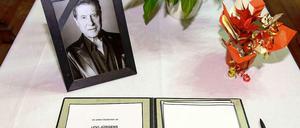 Ein Kondolenzbuch für den Sänger und Komponisten Udo Jürgens liegt im Rathaus von Lüneburg aus. 