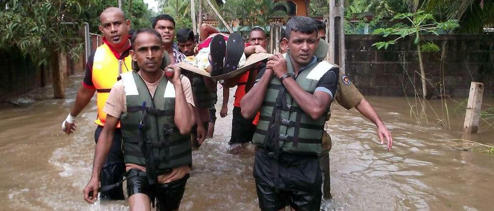 Soldaten bergen Verletzte aus den Hochwassergebieten in Sri Lanka.