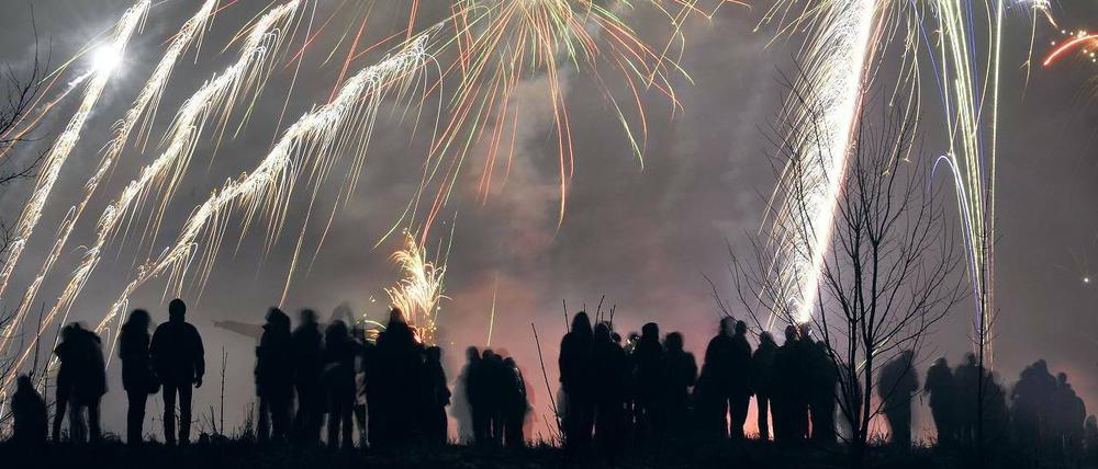 Nicht nur auf dem Berliner Teufelsberg gehört Feuerwerk am 31. Dezember dazu.
