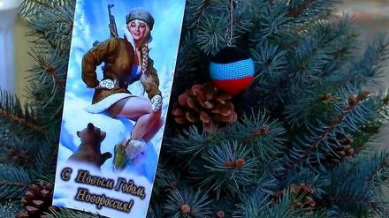 „Frohes neues Jahr, Noworossija!“ Diese Postkarte auf einem Markt in Donezk stimmt auf 2015 ein. Die Gefechte in der Region dauern weiter an. 