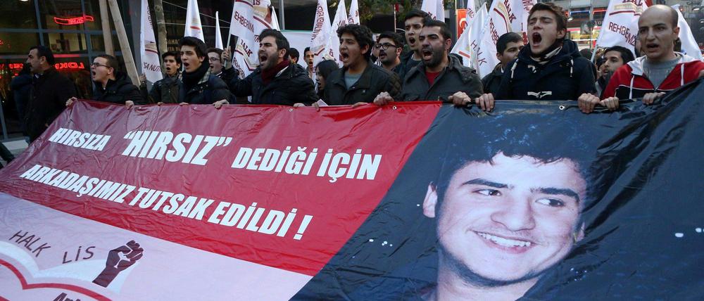 Menschen in Ankara demonstrieren gegen die Inhaftierung des 16-Jährigen.