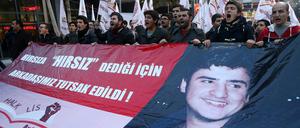 Menschen in Ankara demonstrieren gegen die Inhaftierung des 16-Jährigen.