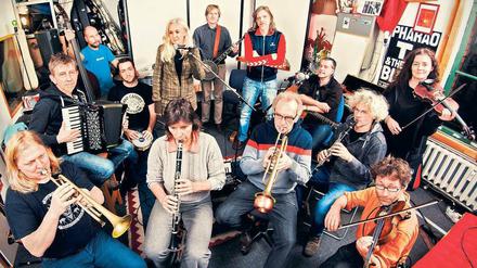 Alles eine Frage der Organisation. Die 17 Hippies sind eigentlich zu zwölft, derzeit verstärkt sie ein Zusatzschlagwerker.