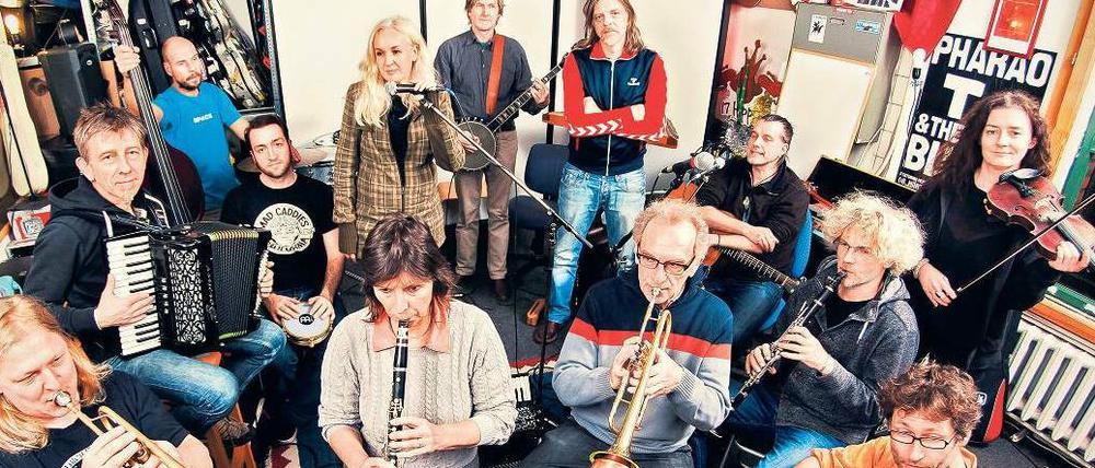 Alles eine Frage der Organisation. Die 17 Hippies sind eigentlich zu zwölft, derzeit verstärkt sie ein Zusatzschlagwerker.