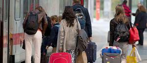 Fahrgäste an einem ICE (Archivbild).