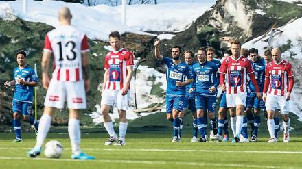 Eisklassig. Nach ihrem Wiederaufstieg spielen die Fußballer von Tromsö IL (hier in Rot-Weiß) wieder in der obersten Liga Norwegens.
