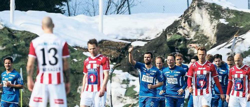 Eisklassig. Nach ihrem Wiederaufstieg spielen die Fußballer von Tromsö IL (hier in Rot-Weiß) wieder in der obersten Liga Norwegens.