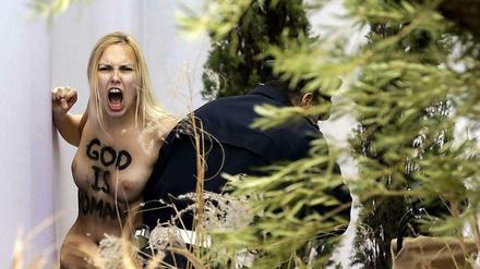 Die Femen-Aktivistin Jana Aschdanowa war barbusig in die große Weihnachtskrippe auf dem Petersplatz in Rom geklettert und hatte sich die Jesus-Figur geschnappt. 
