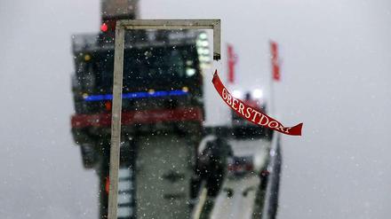 Erst rote, dann weiße Fahne: Der Auftakt der Vierschanzentournee in Oberstdorf wurde wegen Wind und Schnee abgebrochen.