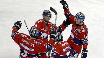 Jubel in Serie. Jens Baxmann (Bildmitte) feiert sein Siegtor gegen Wolfsburg. Unter Trainer Uwe Krupp haben die Berliner noch kein Spiel verloren. Am Sonntag treten sie in Iserlohn an. 