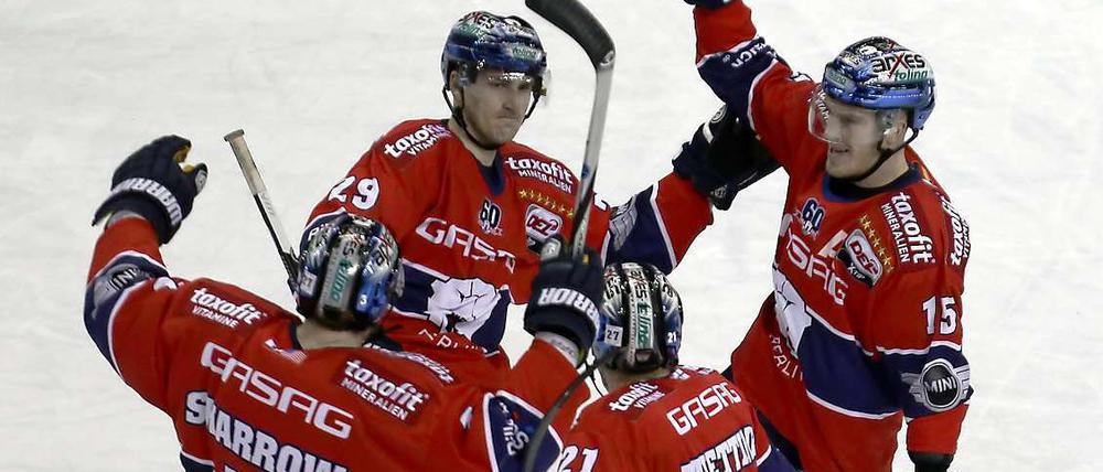 Jubel in Serie. Jens Baxmann (Bildmitte) feiert sein Siegtor gegen Wolfsburg. Unter Trainer Uwe Krupp haben die Berliner noch kein Spiel verloren. Am Sonntag treten sie in Iserlohn an. 