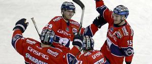 Jubel in Serie. Jens Baxmann (Bildmitte) feiert sein Siegtor gegen Wolfsburg. Unter Trainer Uwe Krupp haben die Berliner noch kein Spiel verloren. Am Sonntag treten sie in Iserlohn an. 