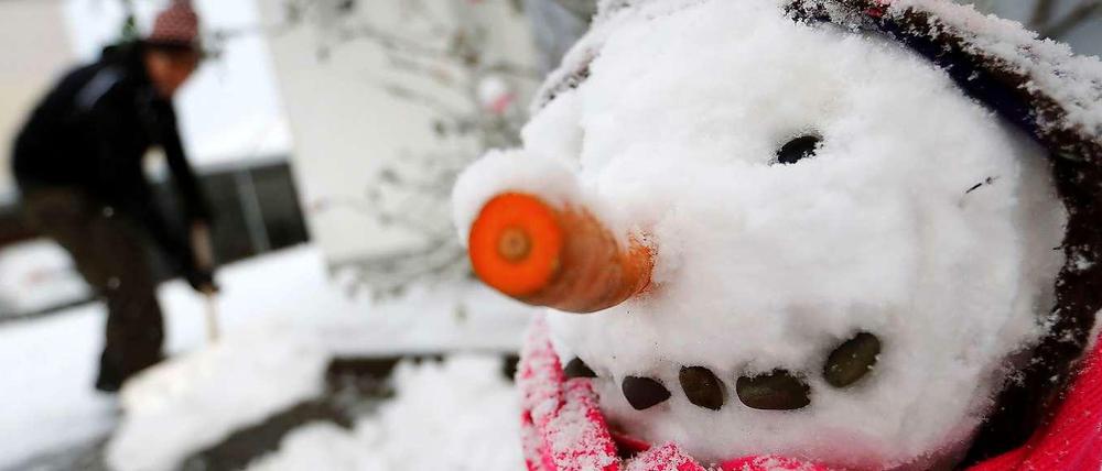 Ein Schneemann steht am Samstag in Hanau.