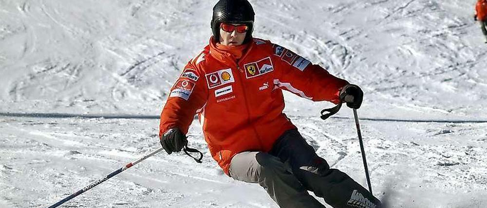 Michael Schumacher, ein leidenschaftlicher Skifahrer, bei einer Abfahrt 2005.