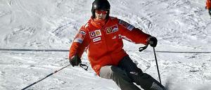 Michael Schumacher, ein leidenschaftlicher Skifahrer, bei einer Abfahrt 2005.