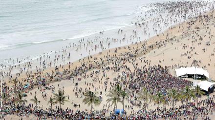 Tausende Menschen machen gerade Ferien an südafrikanischen Stränden.