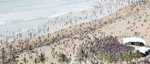 Tausende Menschen machen gerade Ferien an südafrikanischen Stränden.