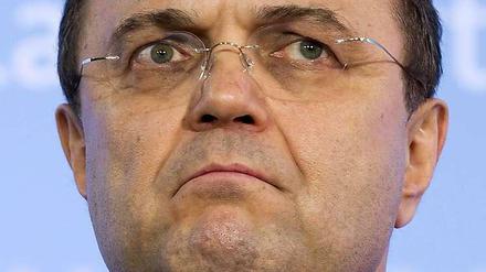 Der stellvertretende Unions-Fraktionschef Hans-Peter Friedrich (CSU) hat Kanzlerin Angela Merkel (CDU) für das Erstarken der Anti-Islam-Bewegung Pegida und der rechtskonservativen Partei AfD mitverantwortlich gemacht.