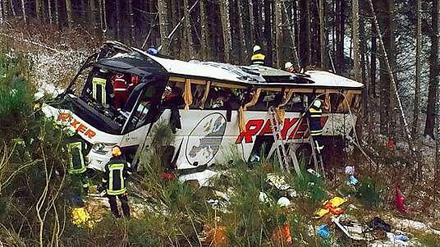 Am Dienstagmorgen stürzte aus noch ungeklärter Ursache ein Reisebus eine Böschung hinunter. 