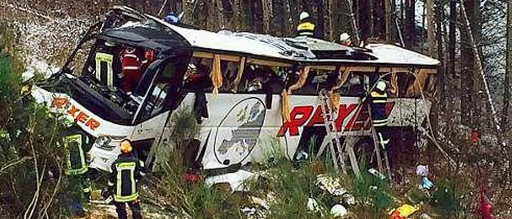 Am Dienstagmorgen stürzte aus noch ungeklärter Ursache ein Reisebus eine Böschung hinunter. 
