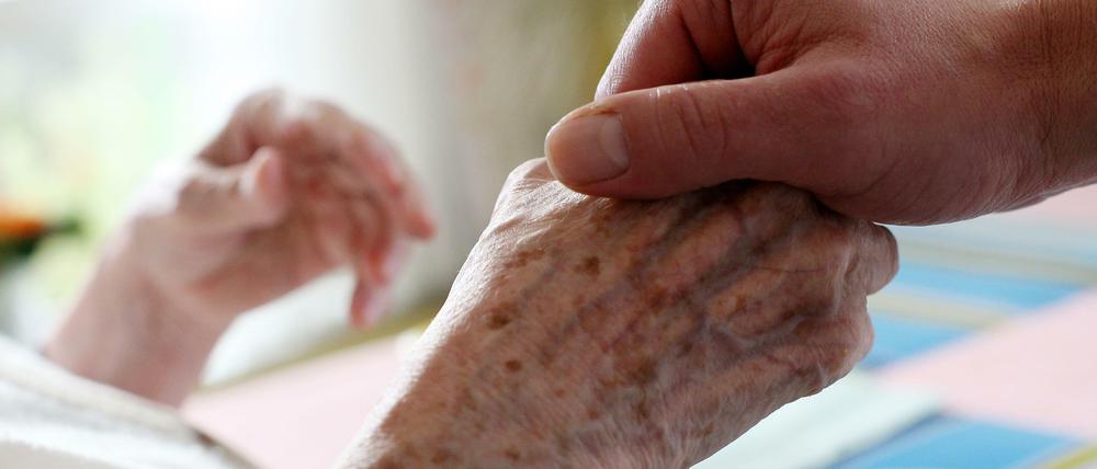Der Spitzenverband der Pflegeversicherungen will mehr Transparenz in der Bewertung von Heimen und Diensten.