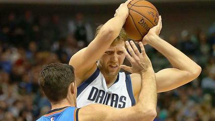 Ganz groß. Gegen Oklahoma glänzt Dirk Nowitzki als Center.