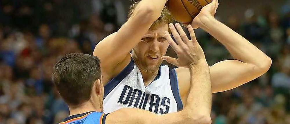 Ganz groß. Gegen Oklahoma glänzt Dirk Nowitzki als Center.