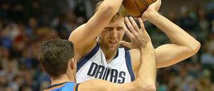 Ganz groß. Gegen Oklahoma glänzt Dirk Nowitzki als Center.