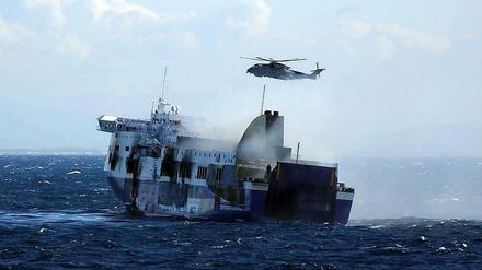 Nach wie vor treibt die Adria-Fähre "Norman Atlantic" führerlos auf dem Meer.