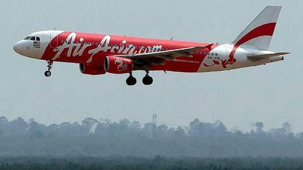 Ein Flugzeug der Fluggesellschaft Air Asia.