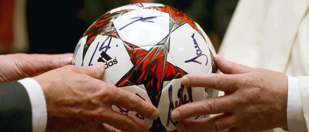 Der Fußball in göttlichen Händen? Wenn's mal so wäre...