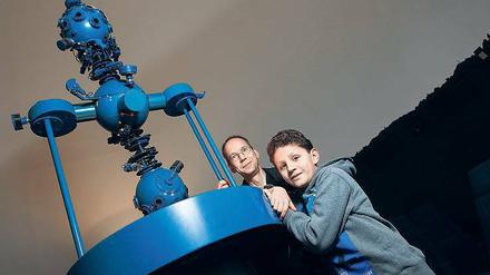 Sternensucher. Felix Lühning, Leiter der Sternwarte und Fibonacci-Mentor, zeigt dem 13-jährigen Ahmad den Zeiss-Projektor des Kleinplanetariums. F: G. Moritz, © SDTB/ F.M. Arndt