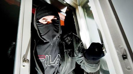 Ungesicherte Fenster und Balkontüren sind für Profi-Einbrecher kein Hindernis (Symbolbild).