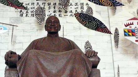 Die Statue von Taiwans Staatsgründer Chiang Kai Shek (1887–1975) in der nach ihm benannten Memorial Hall in Taipeh.