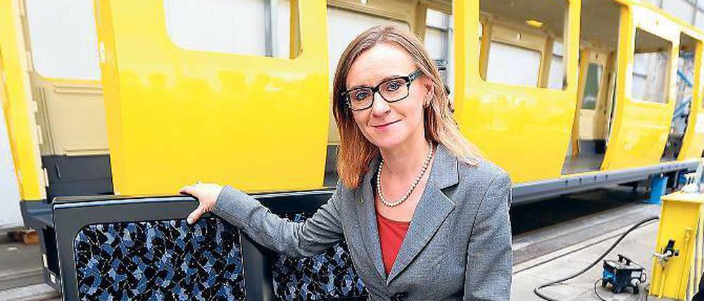 Sigrid Evelyn Nikutta, 55, wurde geboren in Polen; sie hat vier Kinder und wohnt in Biesdorf. Seit Oktober 2010 ist sie BVG-Chefin. Ihr Jahresgehalt beträgt gut 430 000 Euro. Zuvor arbeitete Nikutta bei der Bahn.