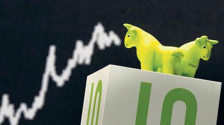 Kleiner Börsenbulle. Das Symboltier für steigende Aktienkurse war im Jahr 2014 ziemlich zahm – im internationalen Vergleich, vor allem gegenüber der Wall Street, steht der Deutsche Aktienindex mit einem Kursgewinn von 2,7 Prozent schwach da. 