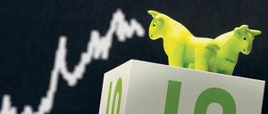 Kleiner Börsenbulle. Das Symboltier für steigende Aktienkurse war im Jahr 2014 ziemlich zahm – im internationalen Vergleich, vor allem gegenüber der Wall Street, steht der Deutsche Aktienindex mit einem Kursgewinn von 2,7 Prozent schwach da. 
