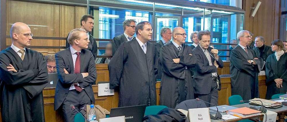 Viel zu tun gab es für die Strafgerichte im Jahr 2014 - hier die Anwälte im Prozess gegen zehn mutmaßliche Hells-Angels-Mitglieder.