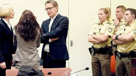Tägliches Ritual: Die Angeklagte Beate Zschäpe (2.v.l.) dreht Fotografen und Kameraleuten vor Beginn des Prozesstages den Rücken zu.