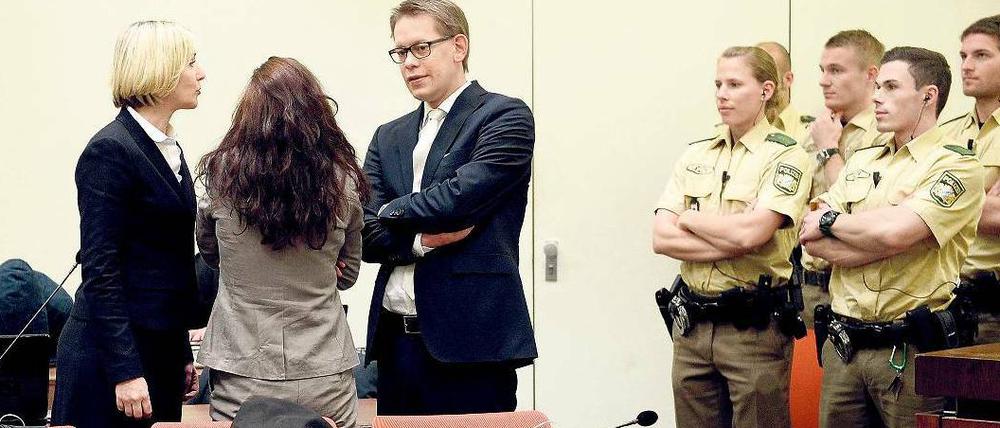 Tägliches Ritual: Die Angeklagte Beate Zschäpe (2.v.l.) dreht Fotografen und Kameraleuten vor Beginn des Prozesstages den Rücken zu.