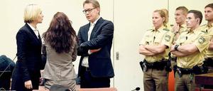 Tägliches Ritual: Die Angeklagte Beate Zschäpe (2.v.l.) dreht Fotografen und Kameraleuten vor Beginn des Prozesstages den Rücken zu.