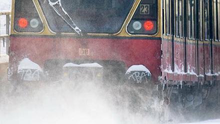 Zittern am Gleis. Die S-Bahn wurde vom Schneefall kalt erwischt. Fahrgäste müssen warten oder frieren in kalten Wagen. 