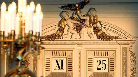35 Minuten vor zwölf. Die Uhr in der Semperoper zeigt die Zeit in Fünf-Minuten-Sprüngen an. Sie stammt aus dem 19. Jahrhundert. 